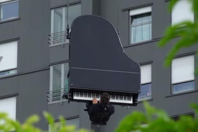 Pijanista svirao klavir na visini od 40 metara