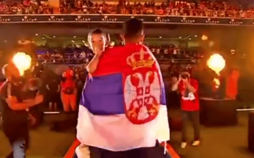 Fudbal ne poznaje granice: Ogrnut zastavom Srbije uz pjesmu hrvatske muzičke grupe proslavio titulu Bašakšehira