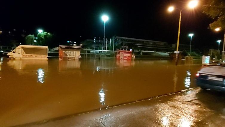 Poplava je uništila parket u Mejdanu - Avaz