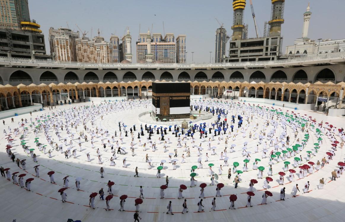Hadž u Meki: Vjernici izveli tavaf sa zaštitnim maskama na licu