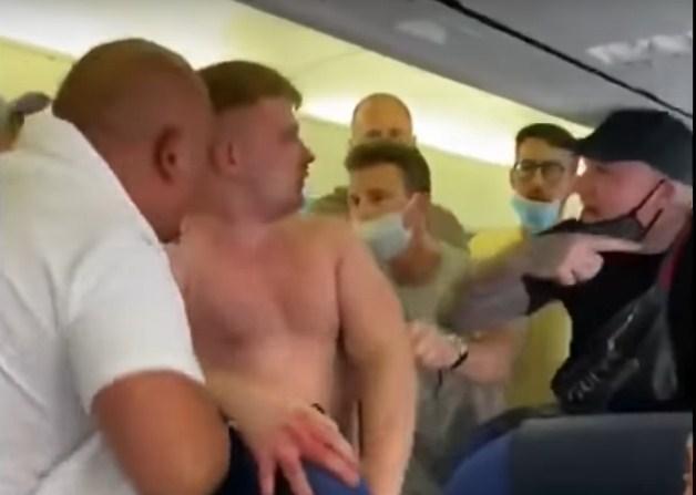 Putnici se potukli u avionu, jer neki nisu nosili maske
