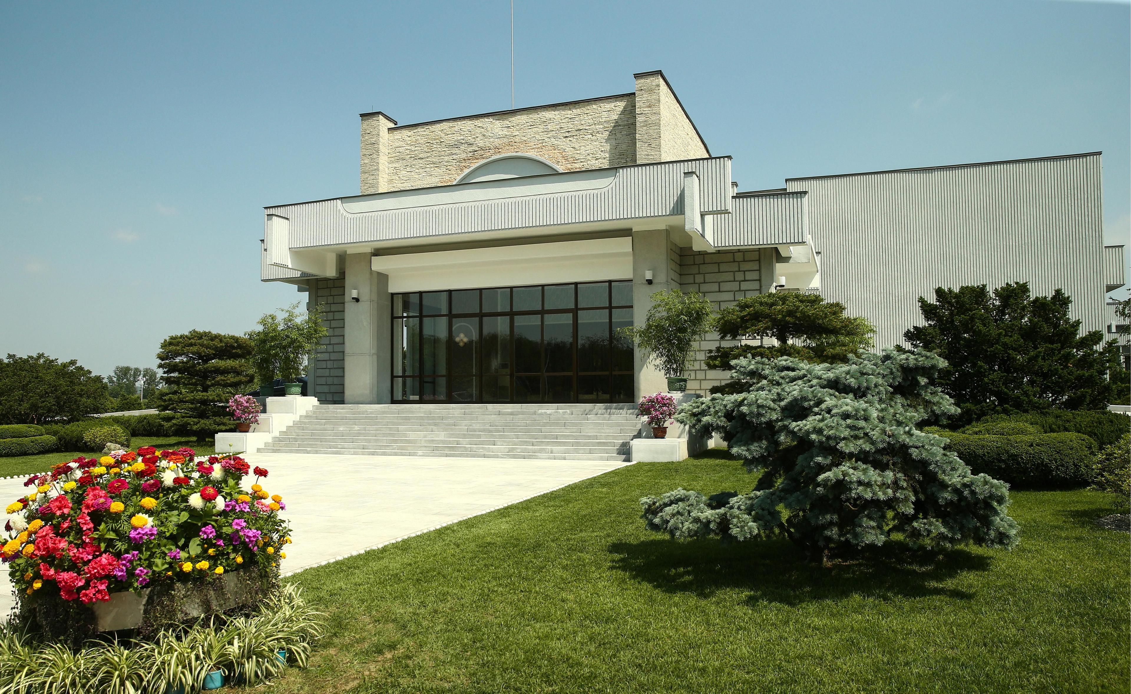 Njegova glavna vila, Central Luxury Mansion, nalazi se u prijestonici države, Pjongjangu - Avaz