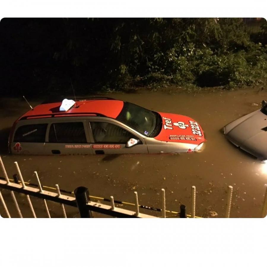Nezapamćeno nevrijeme pogodilo Srbiju: Automobili potopljeni