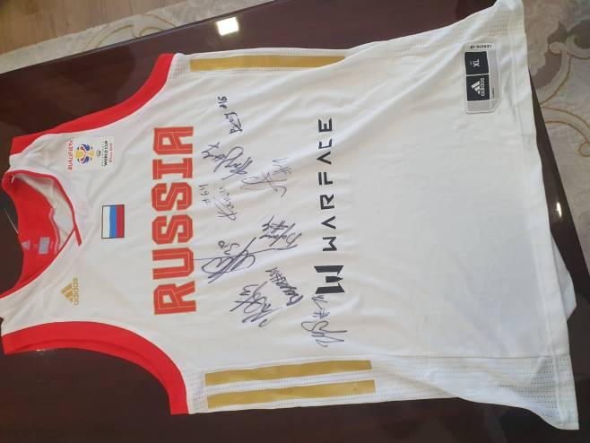 res i lopta sa potpisima košarkaša ruske košarkaške reprezentacije - Avaz