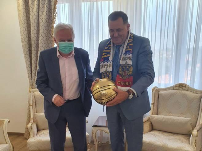 Dodik na poklon dobio dres i loptu sa potpisima ruskih košarkaša