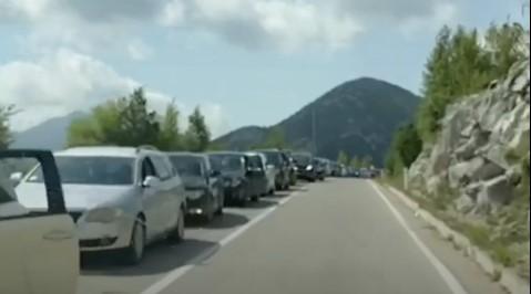 Kolone bh. turista krenule ka Crnoj Gori