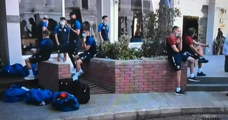 Odgođena utakmica Lige Evrope: Igrači zaraženi koronavirusom čekaju ispred hotela