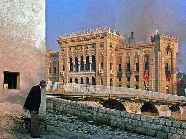 Prije 28 godina zapaljena sarajevska Vijećnica: U požaru nestalo 90 posto knjižnog fonda i dokumenata koji svjedoče o historiji BiH