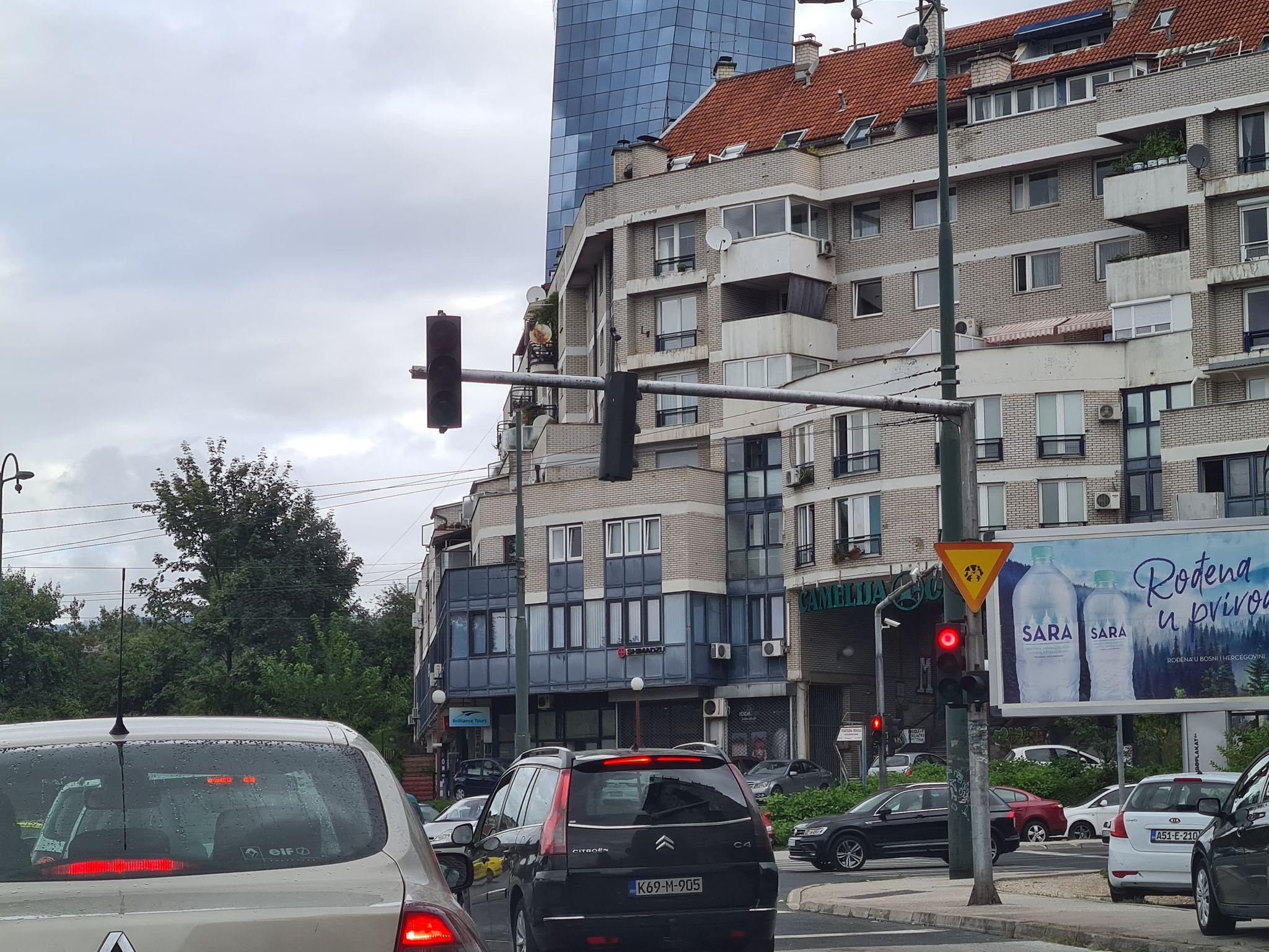 Pogledajte kako u Sarajevu visi semafor, vozači zbunjeni