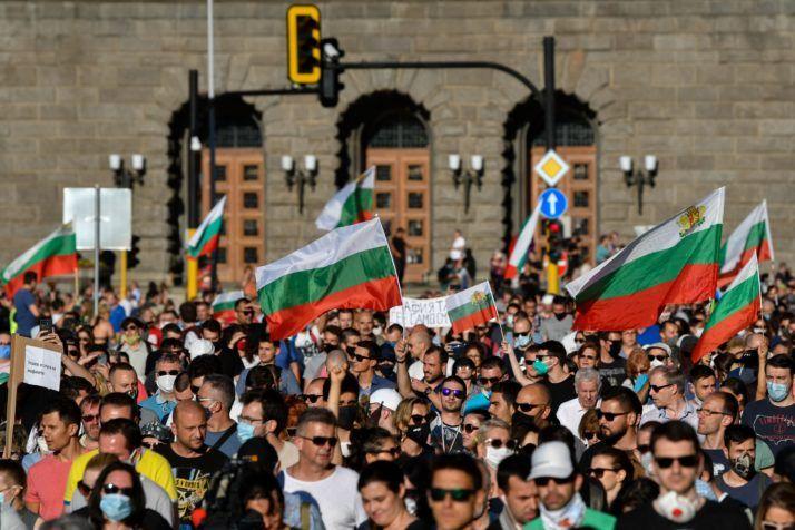 Haos ispred bugarskog parlamenta: Demonstranti gađaju policajce jajima