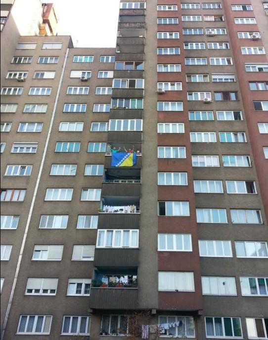 Zastava na balkonu - Avaz