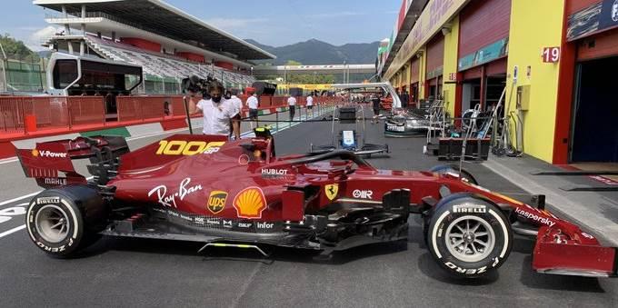 Ferrari u bolidima bordo boje slavi veliki jubilej na Velikoj nagradi Toskane
