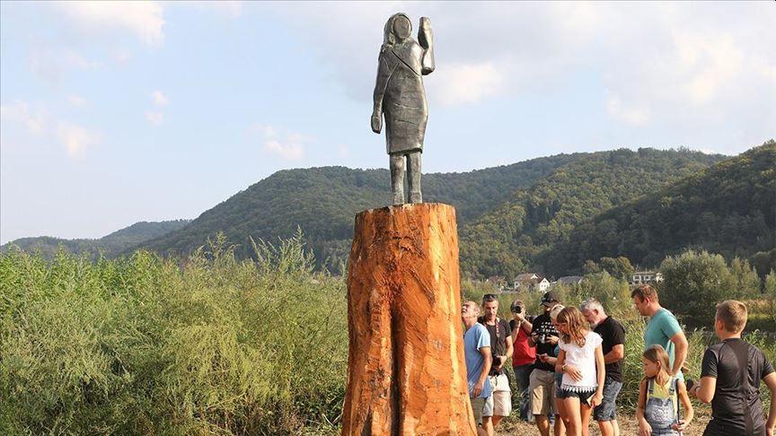U Sloveniji postavljena druga statua Melanie Tramp nakon što je prethodna zapaljena