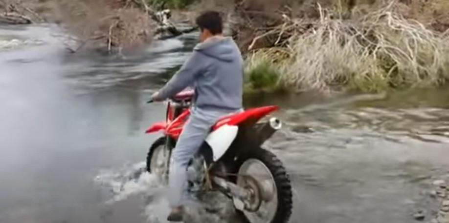 Mladić želio motociklom da pređe rijeku, rezultatu se sigurno nije nadao