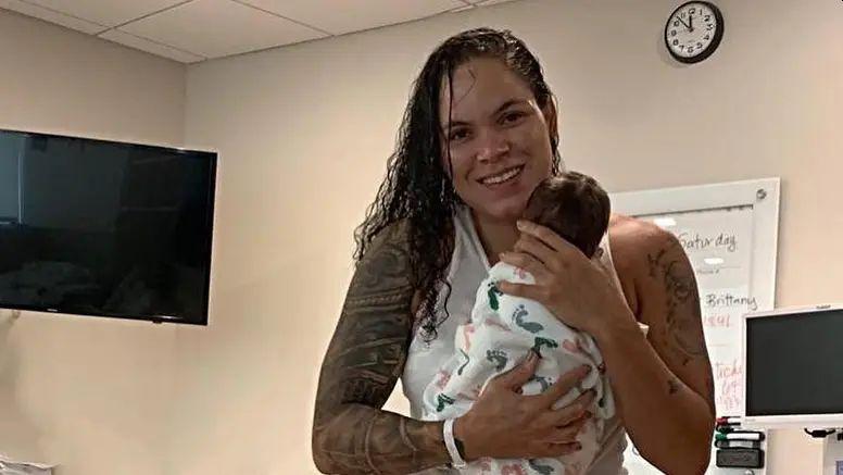 MMA prvakinja Amanda Nunes postala majka, lezbijski par dobio dijete