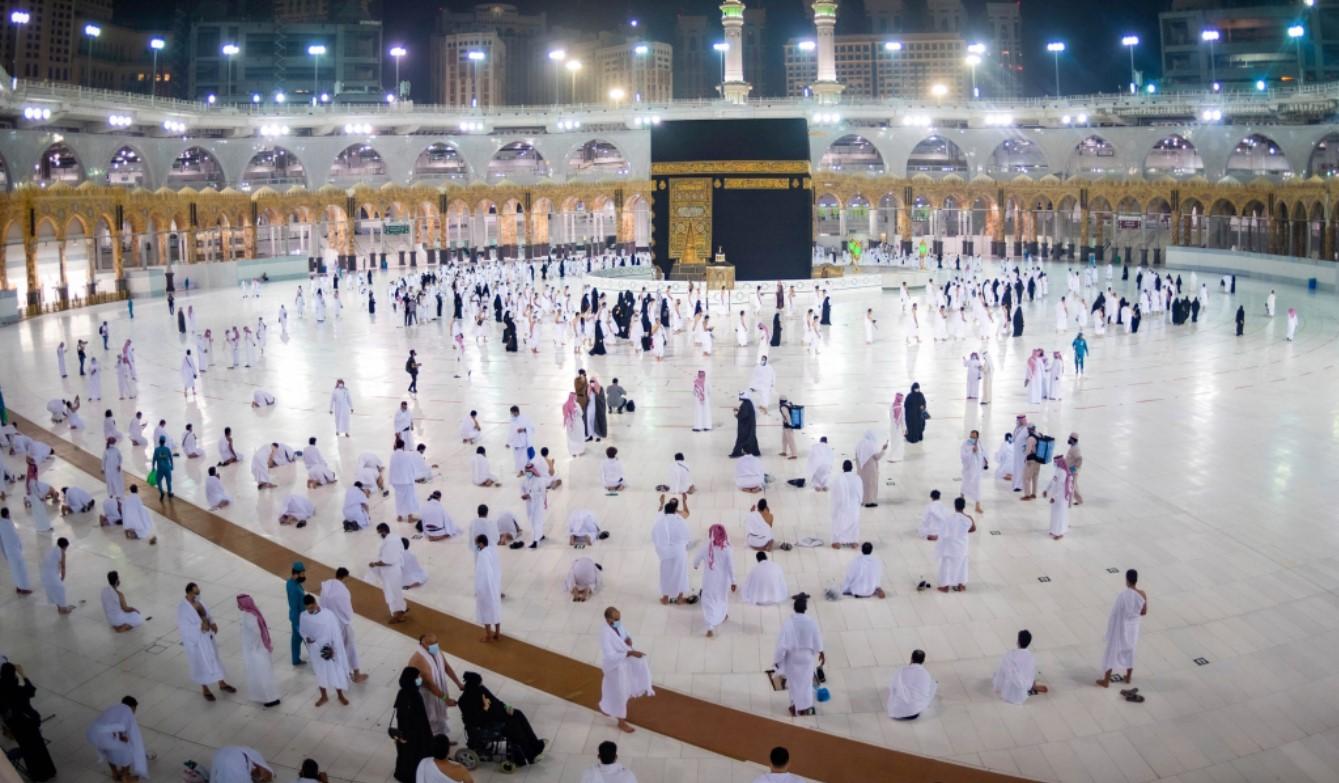 Saudijske institucije su na Twitteru objavile i fotografije klanjanja namaza - Avaz