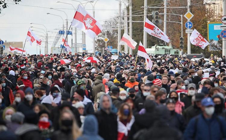 Više od 100 hiljada ljudi na ulicama Minska: Sukob s policijom, bačene šok-bombe