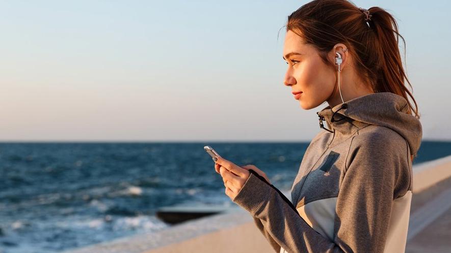 47 posto ljudi stavlja slušalice kako bi se odmaknulo od svoje okoline - Avaz