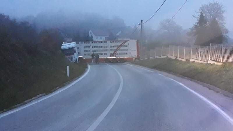 Obustavljen saobraćaj na putu Vitez- Kaonik, prevrnuo se kamion i blokirao cestu