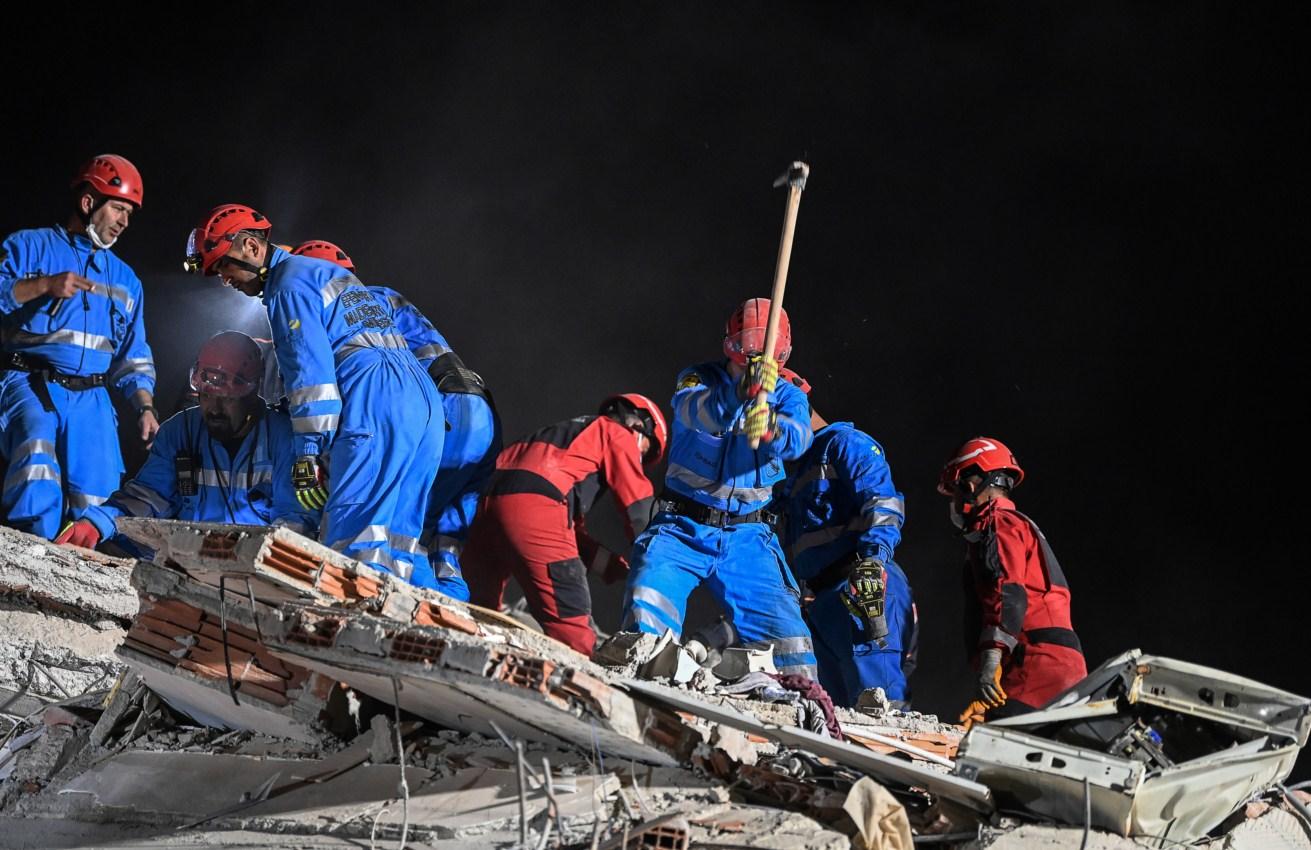 Ovo je teška noć za stanovnike Izmira, stotine povrijeđenih ispod ruševina