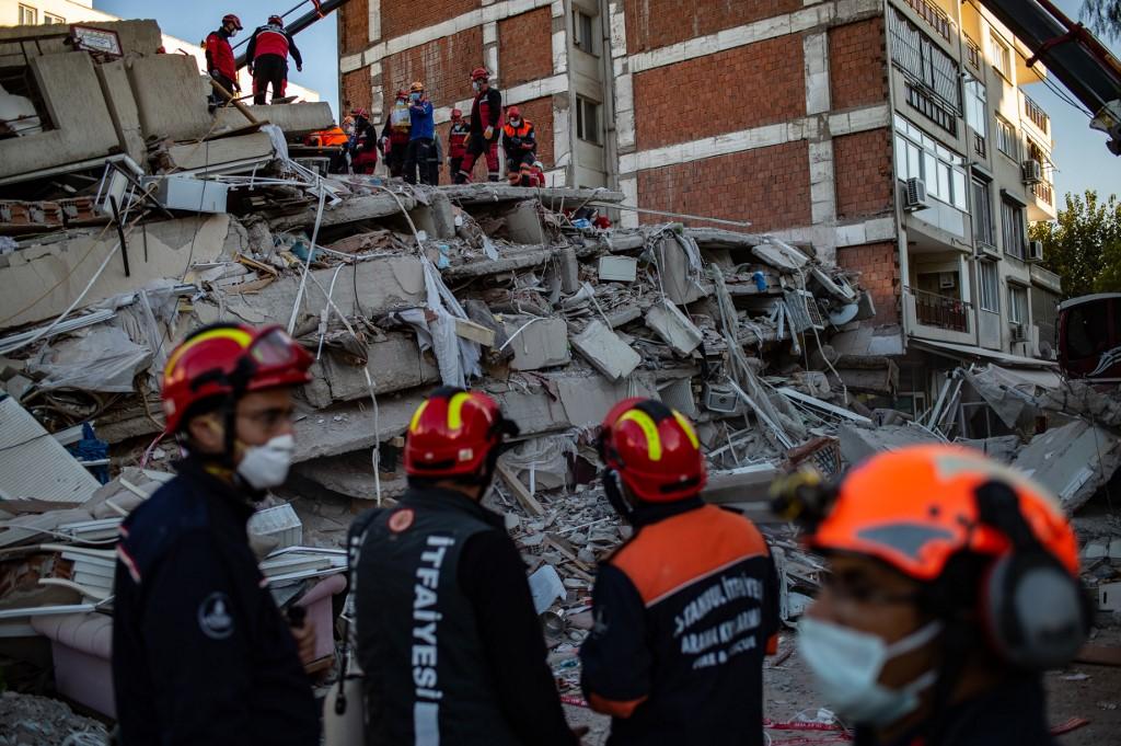 Privedeno devet osoba koje su učestvovale u gradnji zgrada srušenih u zemljotresu u Izmiru