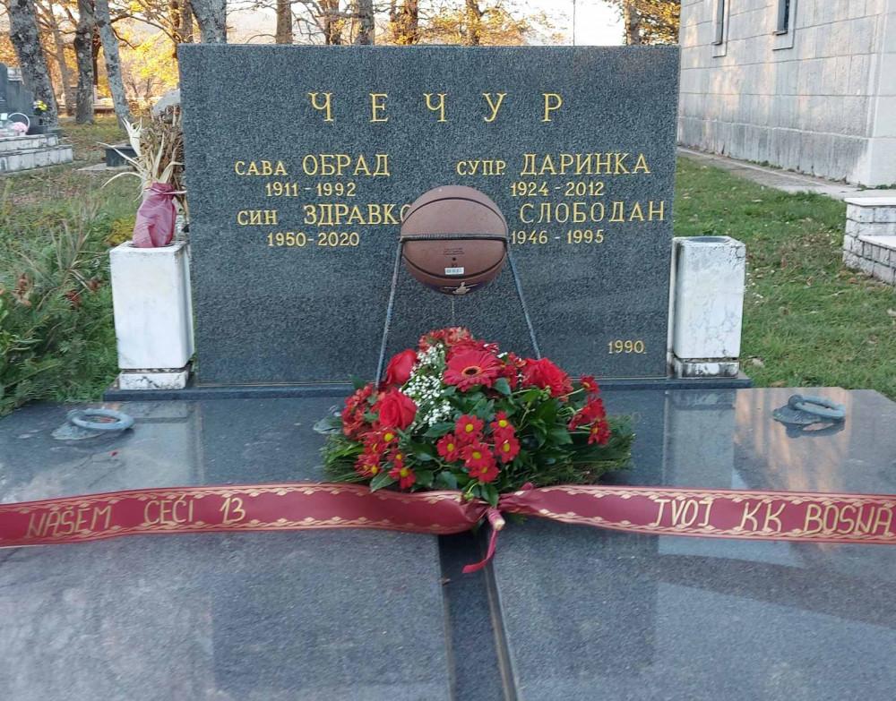 Položeno cvijeće na grob košarkaške legende - Avaz