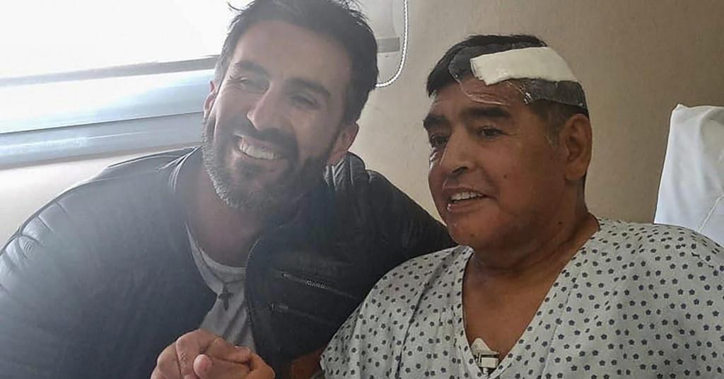 Maradona (desno) je prije dvije sedmice pušten na kućnu njegu gdje se trebao oporavljati od zahtjevne operacije - Avaz