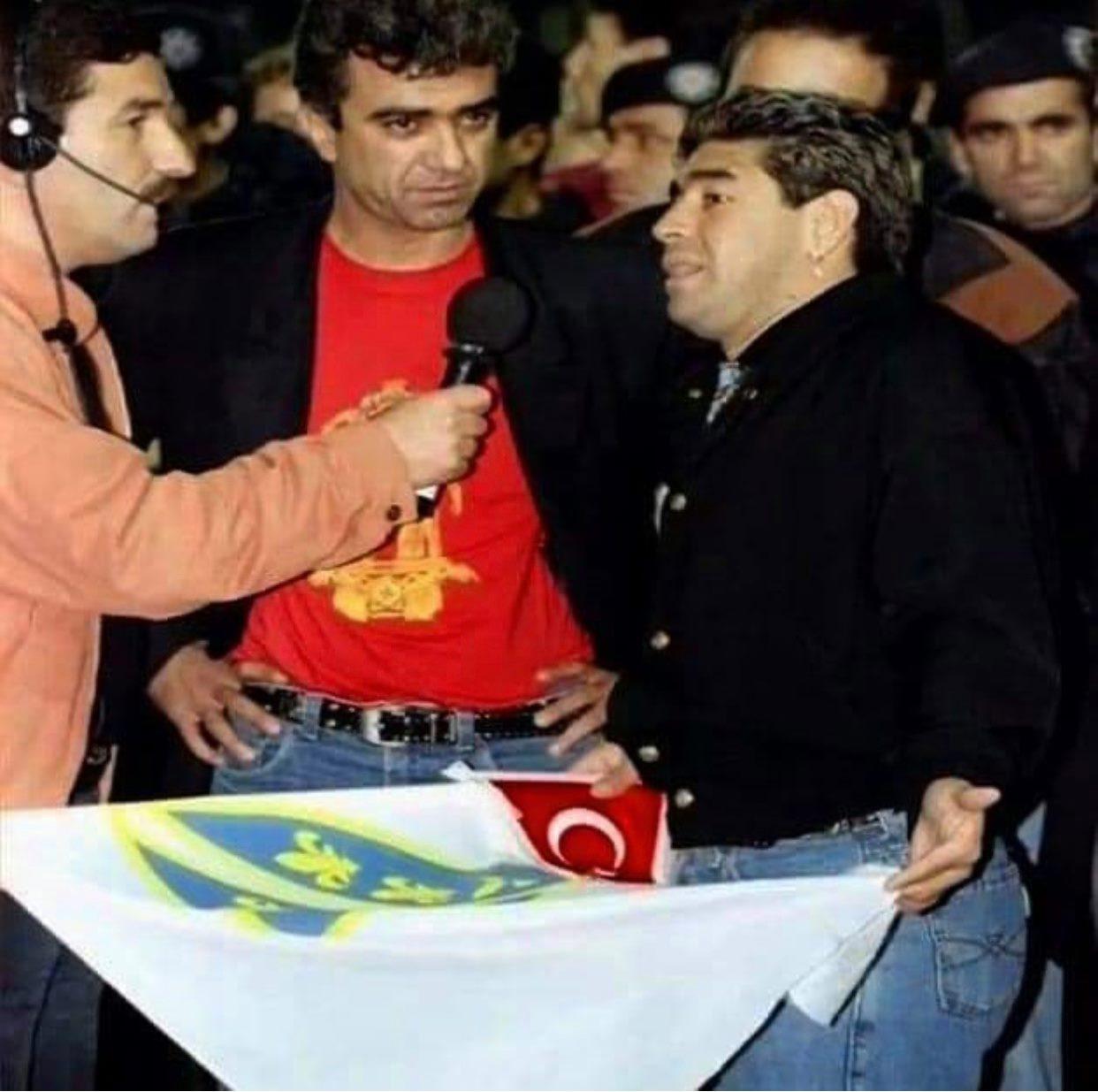 Pogledajte sliku na kojoj Maradona drži zastavu sa ljiljanima