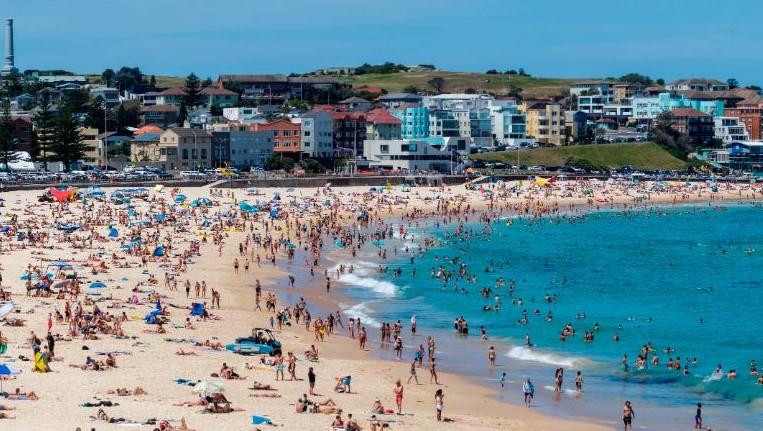 People gather at Bondi beach in Sydney, Australia on Saturday as temperatures soar past 40 degrees Celsius - Avaz
