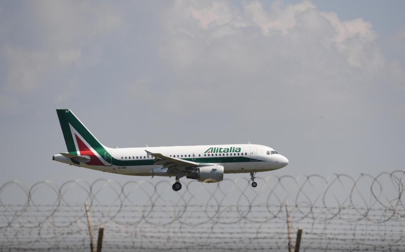 An Alitalia Airbus A319 comes in to land at Rome Fiumicino Airport, as the spread of the coronavirus disease (COVID-19) continues, Rome, Italy, April 24, 2020. - Avaz