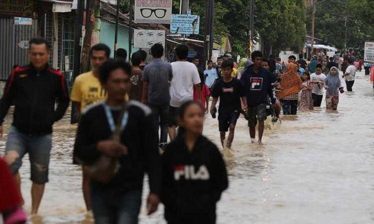 Pet osoba poginulo u poplavama u Indoneziji