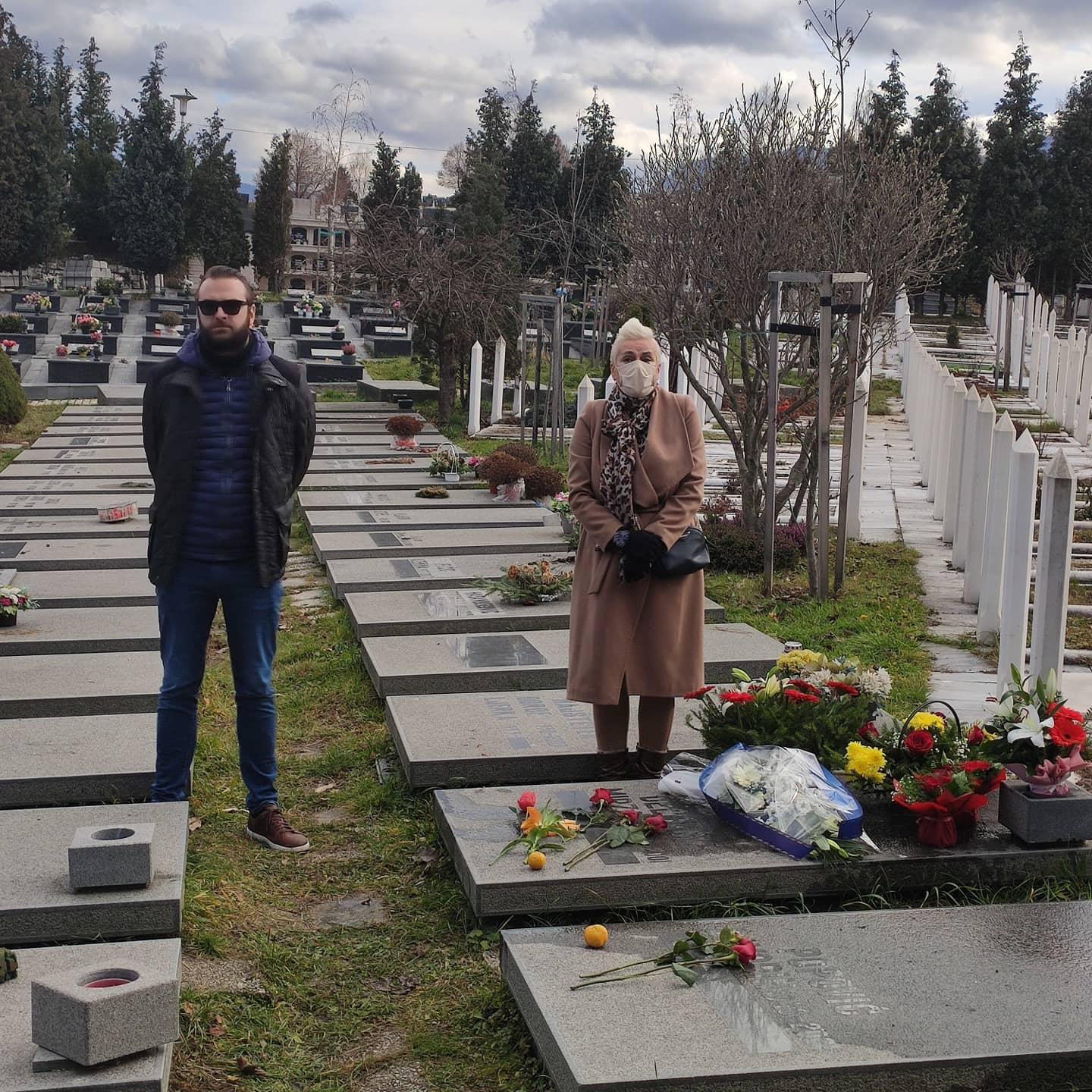 Sin Danko i supruga Slavica danas na Kinđetovom grobu - Avaz