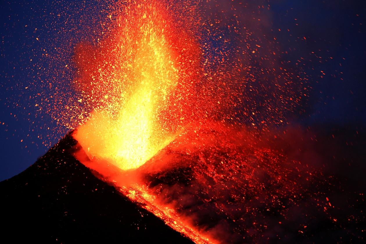 Vulkan Etna izbacivao lavu 100 metara u visinu