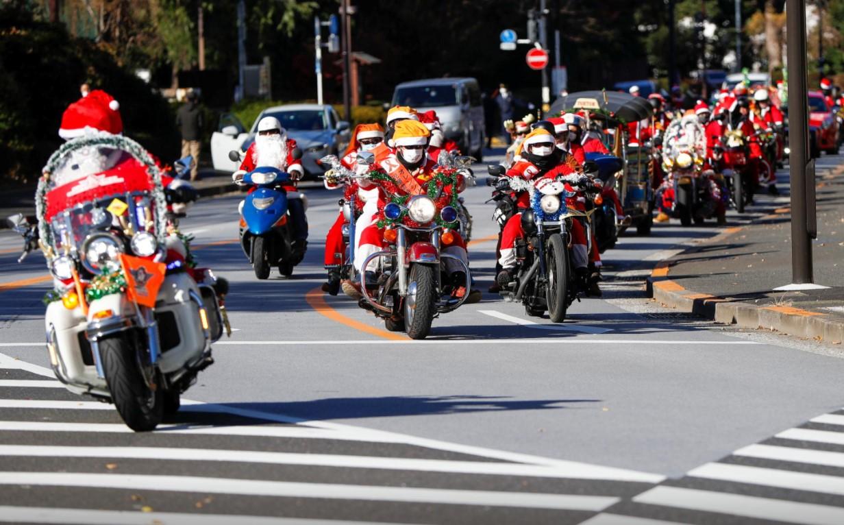 People dressed in Santa Claus costumes ride their motorbikes during Xmas Toy Run parade to rev up the holiday spirit and rally against child abuse, organised by Harley Santa Club, amid the coronavirus disease (COVID-19) outbreak, in Tokyo, Japan December 20, 2020. - Avaz