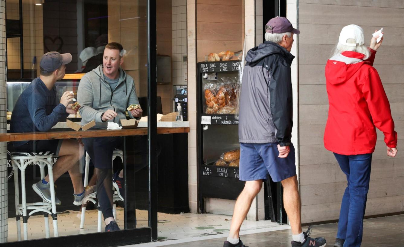 Customers sit at a restaurant on the first day of eased New South Wales coronavirus disease (COVID-19) restrictions, allowing up to 10 patrons to sit at a time inside establishments previously only open for take-away, in Sydney, Australia, May 15, 2020. - Avaz