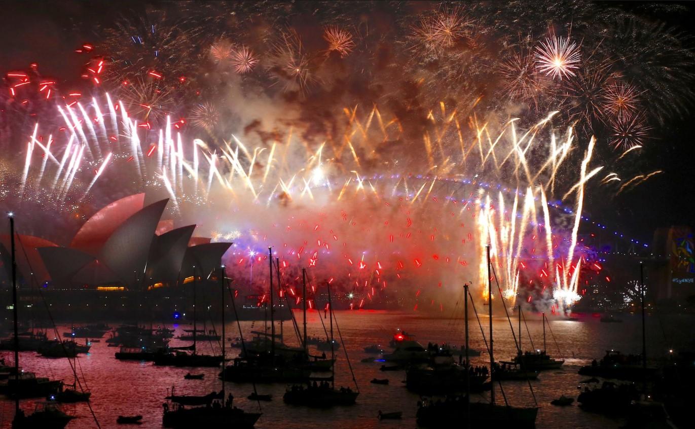 Fireworks light up the Sydney Harbour Bridge and Sydney Opera House during new year celebrations on Sydney Harbour, Australia, January 1, 2018. - Avaz