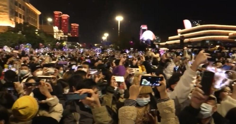 Ovako se slavi Nova godina u Vuhanu: Kinezi preplavili trgove