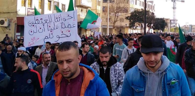 Algerians march in an anti-government demonstration in the Algerian city of Bordj Bou Arreridj, about 240kms east of the capital Algiers, on February 14, 2020. - Avaz