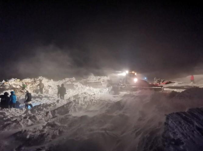 Rescuers and volunteers take part in a search operation after an avalanche hit a ski resort in the Siberian city of Norilsk, Russia January 9, 2021. - Avaz