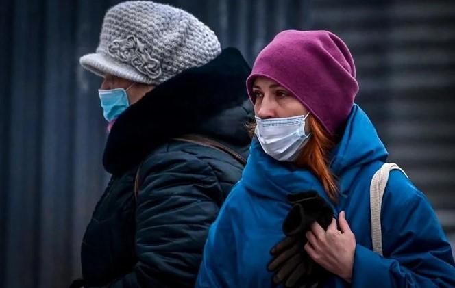 Two women wearing face masks to protect against the coronavirus disease walk along a street in central Moscow on Jan. 9, 2021. - Avaz