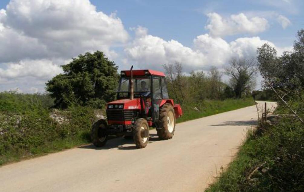 Na traktor postavio zastavu Srbije i vozao se kroz sela u Odžaku