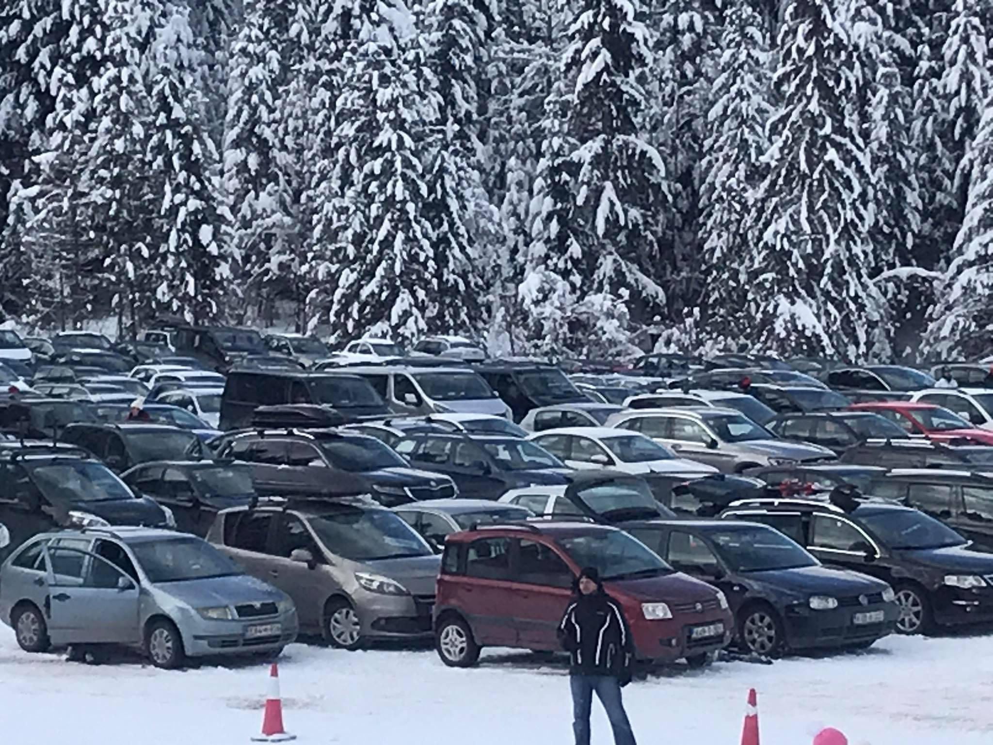 Zimska idila na Ravnoj planini: Na parkingu se traži mjesto više
