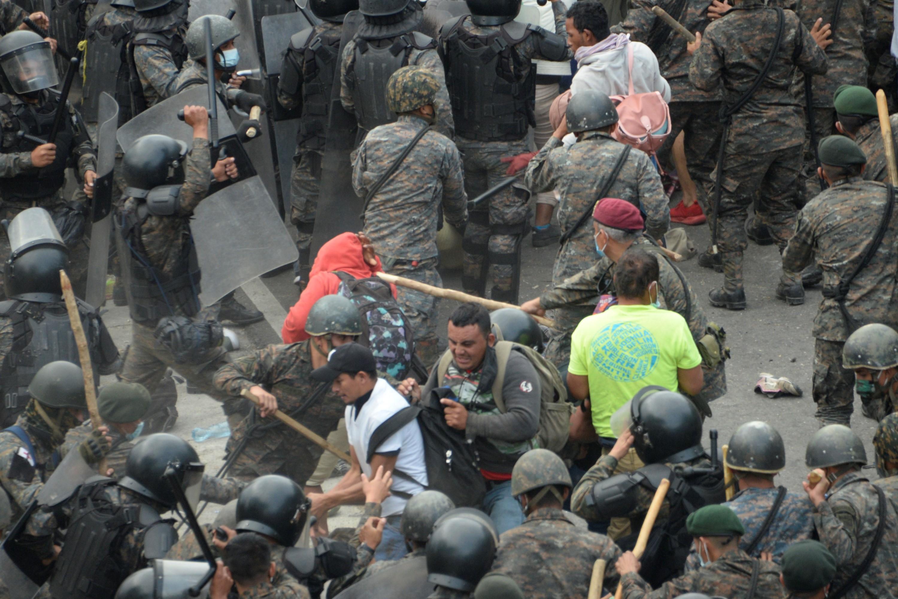 Policija Gvatemale suzavcem rastjerivala migrante iz Hondurasa