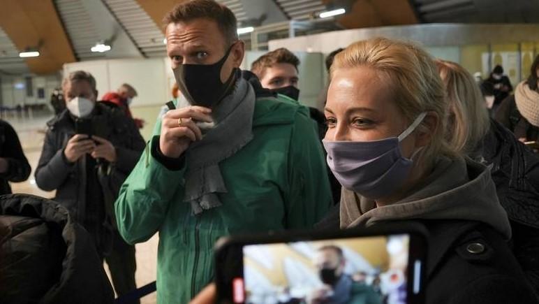 Alexei Navalny and his wife Yuliastand in line at the passport control after arriving at Sheremetyevo airport, outside Moscow - Avaz