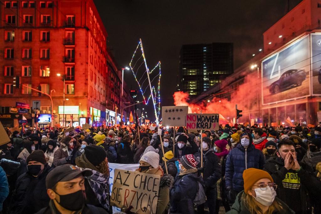 Hiljade ljudi nastavilo proteste u Varšavi, policija intervenisala suzavcem