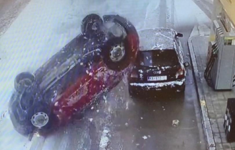 Nevjerojatan snimak: Pogledajte kako je vozač "Bube" uletio na benzinsku pumpu i završio na krovu
