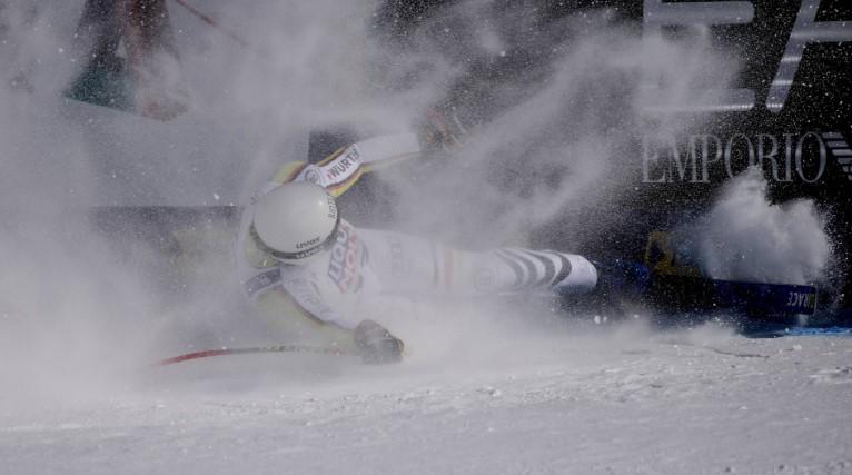 Težak pad na Svjetskom prvenstvu, skijaš se zakucao u reklame