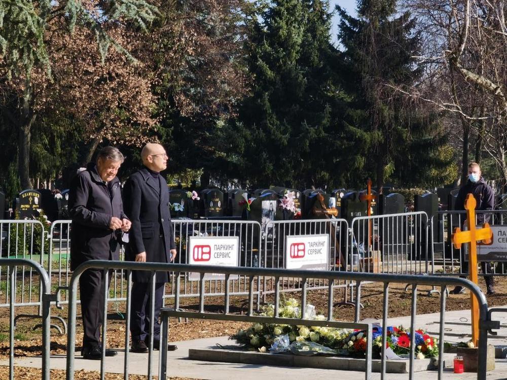 Pogledajte gdje je sahranjen Đorđe Balašević, na grobu ostavljene i poruke