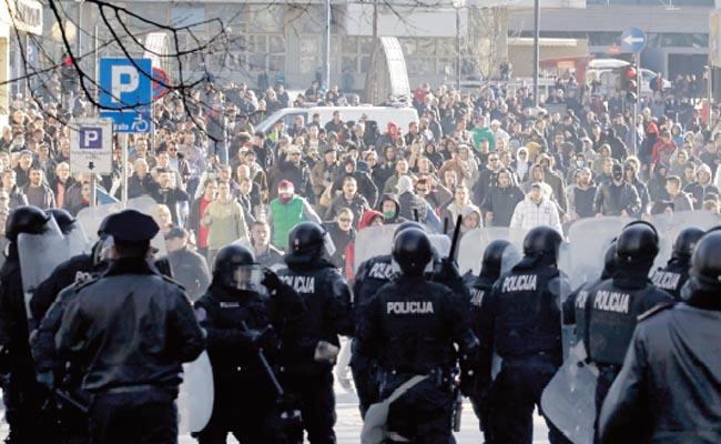 Masovni protesti naišli su na oštre osude vlastodržaca koji su građane optužili za rušenje državnih institucija - Avaz
