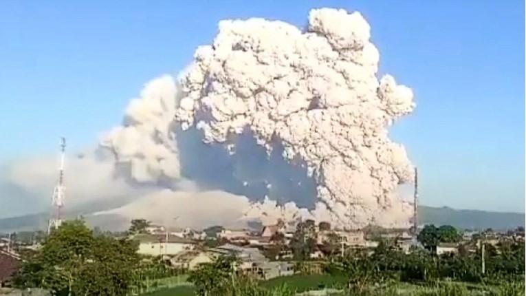 Eruptirala dva vulkana u Indoneziji